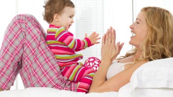 dite-mama-hra-paci-smich-stesti-istock_000017710549small-352x198.jpg